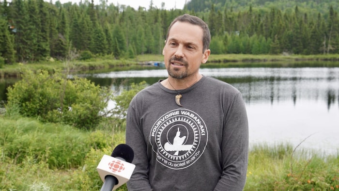 Bruno Caron devant un lac.