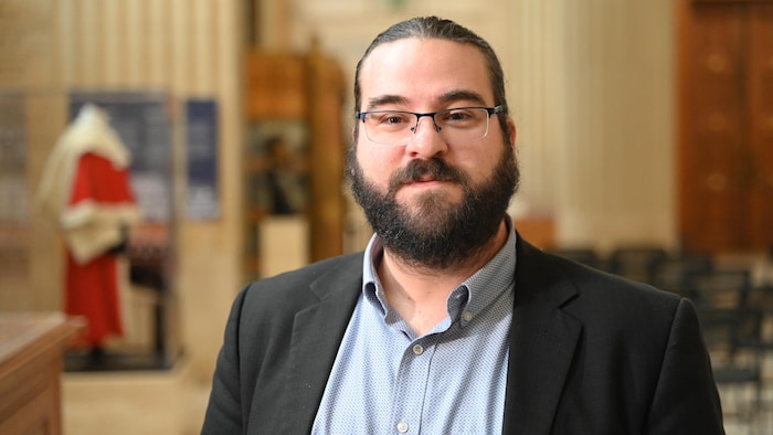 Une personne dans le hall d'honneur de la Cour suprême du Canada 