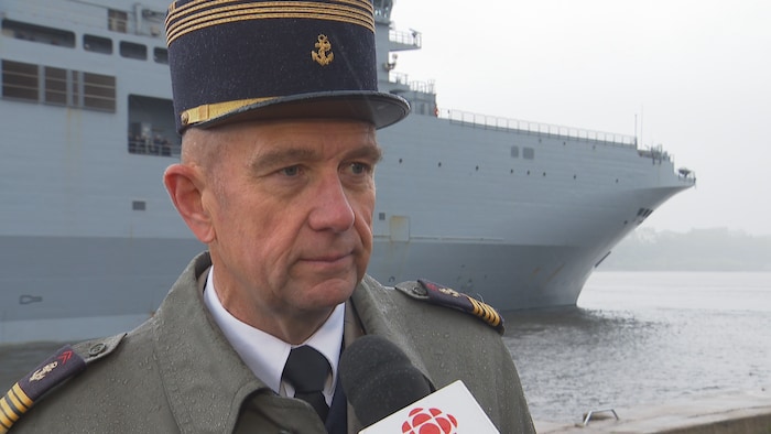 Le colonel Bruno Heluin, en entrevue devant le porte-hélicoptères Mistral.