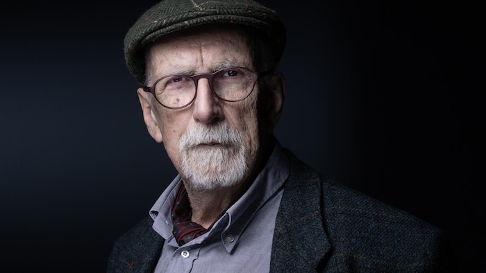 Portrait du philosophe, de face. Il porte des lunettes, une barbe et un b&eacute;ret.