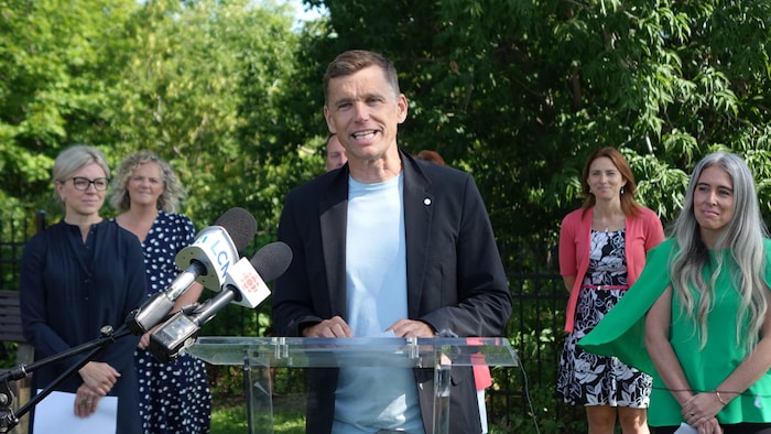 Bruno Marchand entouré de candidates de Québec forte et fière lors d’un point de presse à l’extérieur, à l’été 2021.