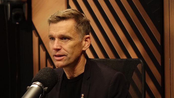 Bruno Marchand dans un studio de radio.