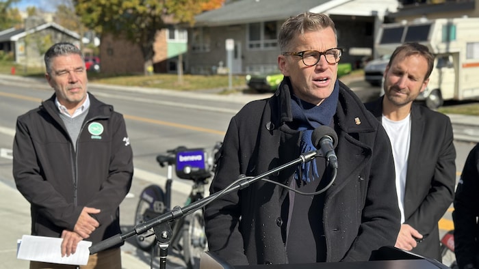 Bruno Marchand donne un point de presse en bordure du corridor VivaCité de la 4e Avenue Est.