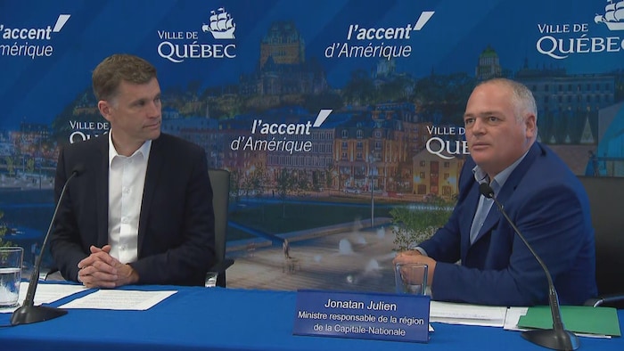 Bruno Marchand et Jonatan Julien lors d’un point de presse à l’hôtel de ville de Québec.