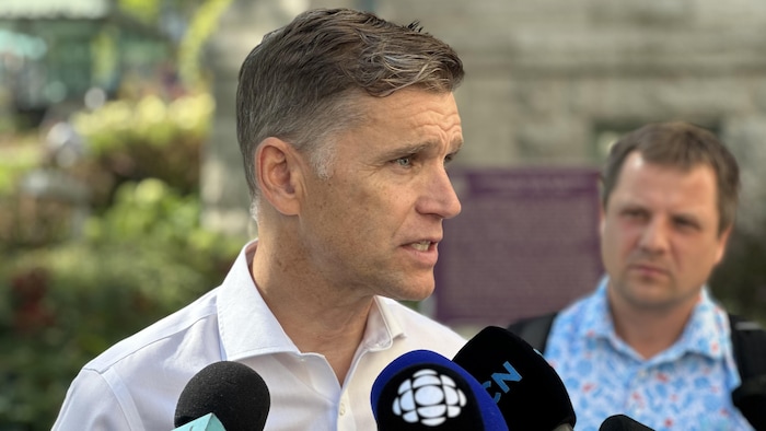 Le maire de Québec, Bruno Marchand, en mêlée de presse à l'extérieur en été.