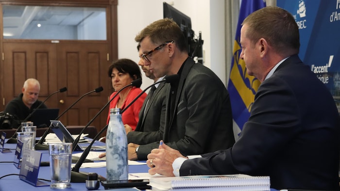 Le maire de Québec en conférence de presse à l'hôtel de ville.