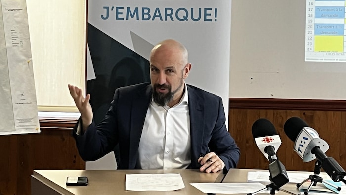 Bruno Paradis prend la parole durant une conférence de presse.