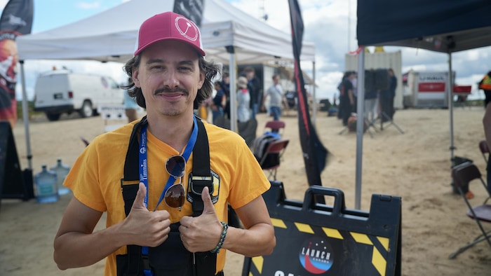 Un homme devant le site de Launch Canada.