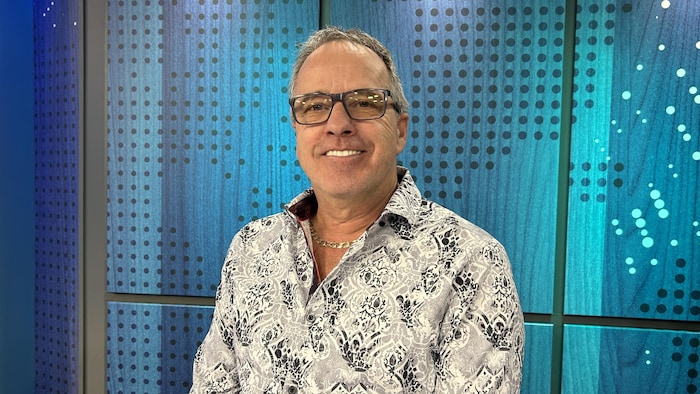 Un homme sur le plateau du Téléjournal Saguenay-Lac-Saint-Jean.