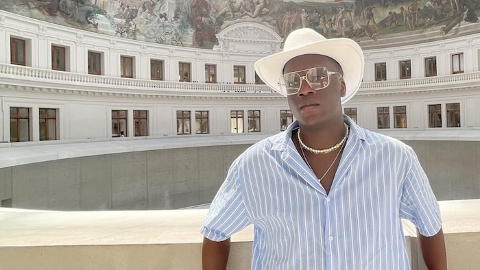 Bryen Akueson pose dans un monument historique au Portugal lors d’un voyage en 2023.