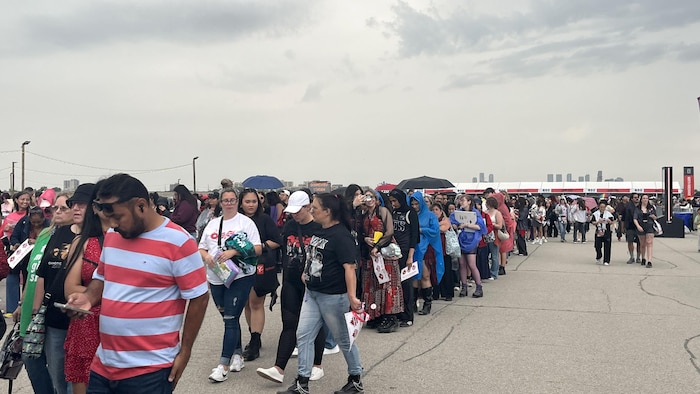 Des fans arrivent pour le premier des deux concerts donnés à Toronto par le groupe coréen BTS, samedi 22 août 2026.