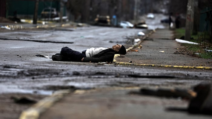 Des cadavres dans une rue.