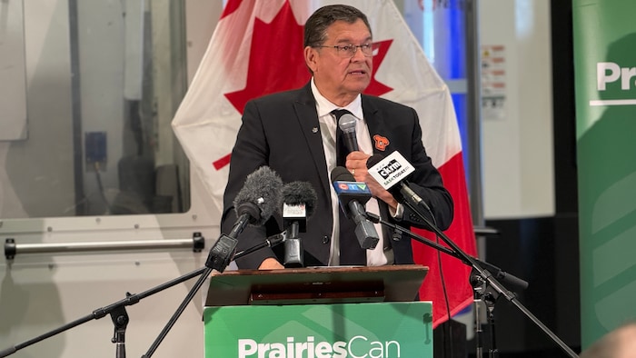 Buckley Belanger prononce un discours.