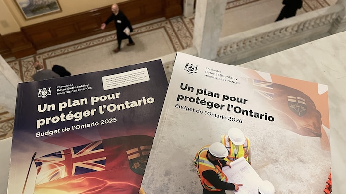La couverture des deux budgets ontariens.