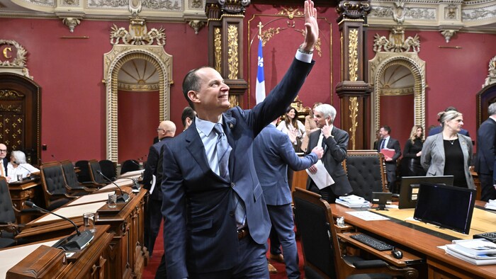 Le ministre des Finances, Eric Girard, arrive au Salon rouge pour déposer son budget.