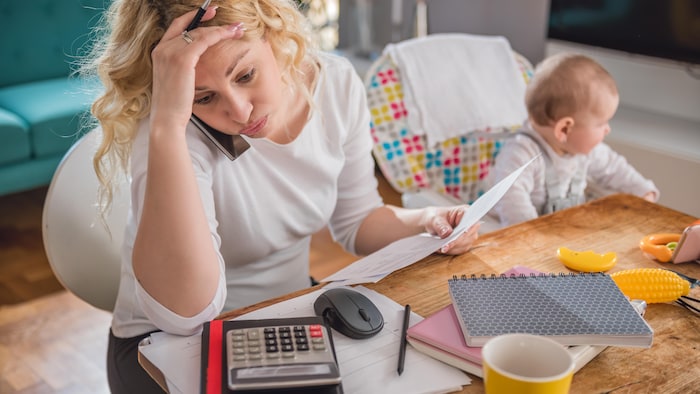 Mère de famille débordée par son budget.