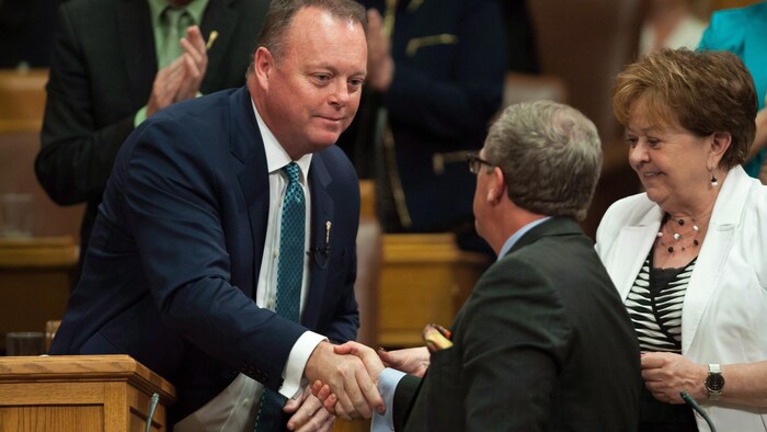 Le ministre des Finances de la Saskatchewan, Kevin Doherty, serre la main du premier ministre Brad Wall à la suite du discours du budget 2016-2017, le 1er juin 2016.