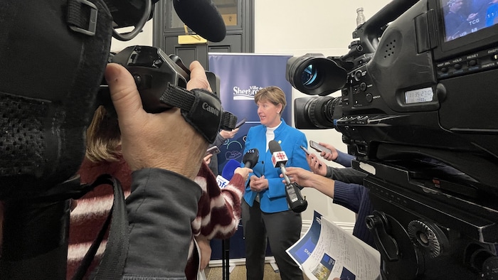Marie-Claude Bibeau lors du dévoilement du budget 2026 de la Ville de Sherbrooke.