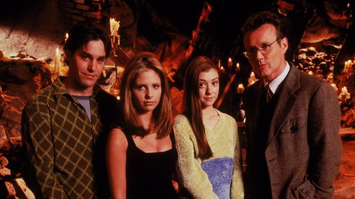 Quatre personnages - deux hommes et deux femmes - de la série Buffy contre les vampires.