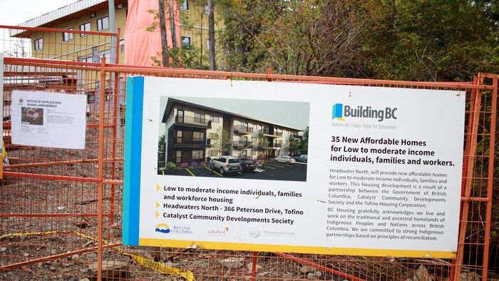Une affiche de BuildingBC devant un des deux bâtiments Headwaters, à Tofino, en avril 2024.