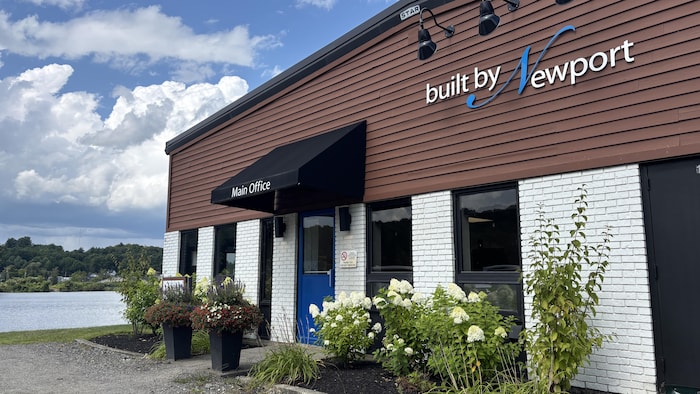 La façade du bureau de Built by Newport. 