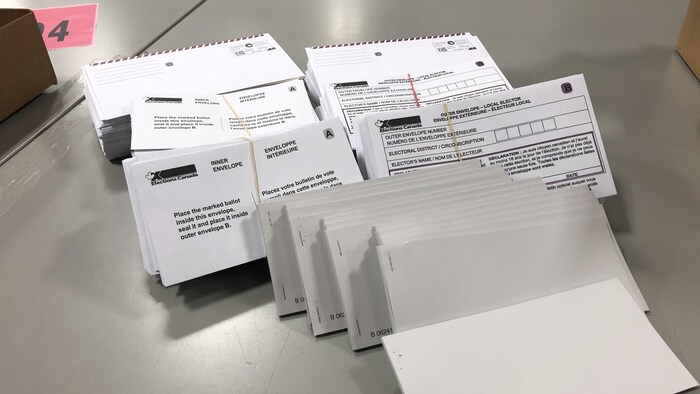 Des enveloppes qui accueillent les bulletins de vote postaux.