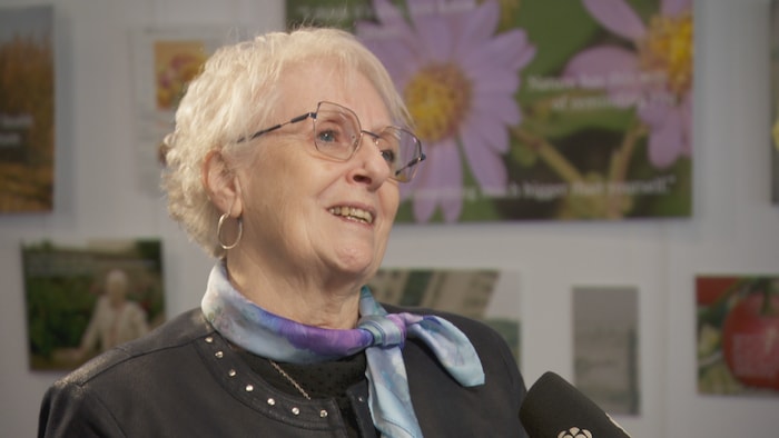 Ardythe Bulter devant la caméra.