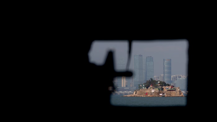 Un mannequin représentant un soldat taiwanais pointe un fusil factice depuis l'intérieur d'un bunker historique en direction de Xiamen, une ville côtière chinoise. C’est ici qu’eurent lieu, en 1958, les derniers combats importants entre Taïwan et la Chine, en 1958.