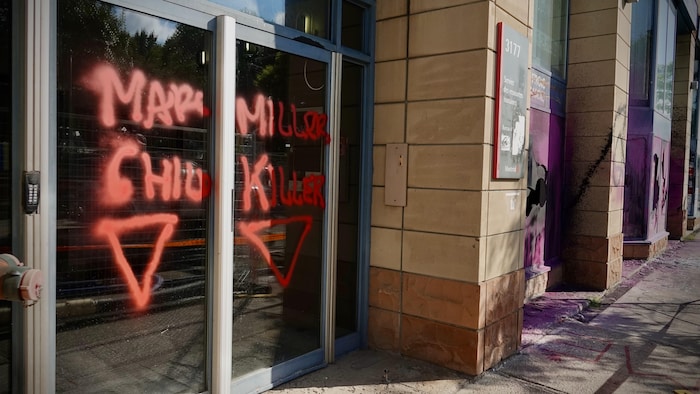 عبارة ’’مارك ميلّر، قاتل الأطفال‘‘ على واجهة المكتب النيابي للوزير مارك ميلر في مونتريال الذي تعرض للتخريب.
