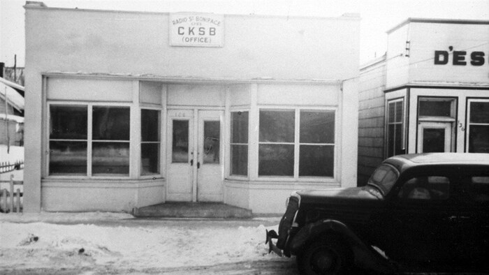 Le premier bureau de CKSB et une voiture garée à l'avant.