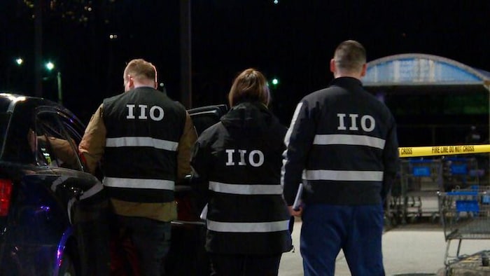 Trois agents du Bureau des enquêtes indépendantes devant une scène balisée.