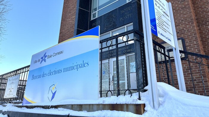 Une affiche indique que le bureau des élections municipales est dans la maison du patrimoine N.-A.-Comeau.