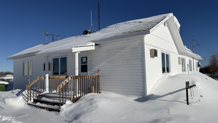 Une maison l'hiver. 