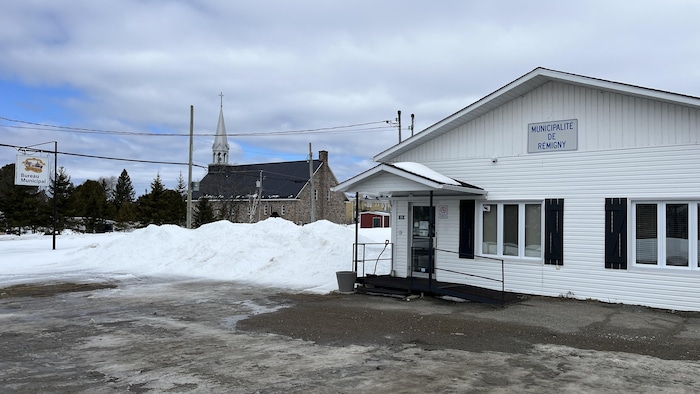 L'entrée principale du bureau municipal de Rémigny.