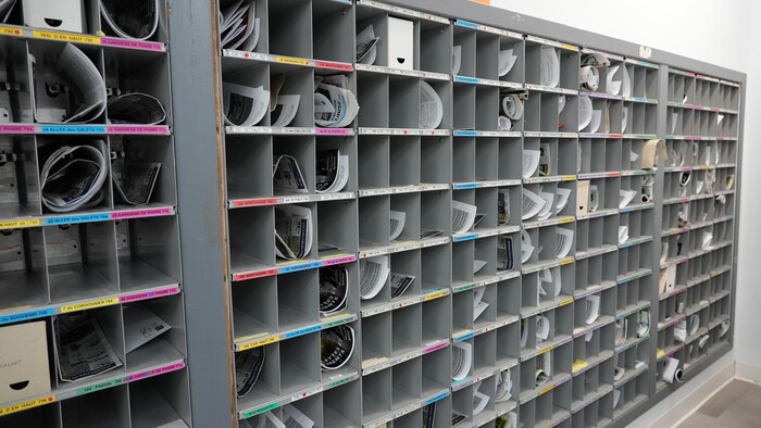 Un mur de casiers rempli de courrier.