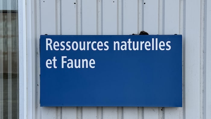 Un panneau de Ressources naturelles et Faune.