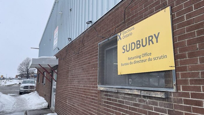 Un bâtiment et une pancarte d'Élections Ontario qui indique que c'est le bureau du directeur du scrutin de Sudbury.