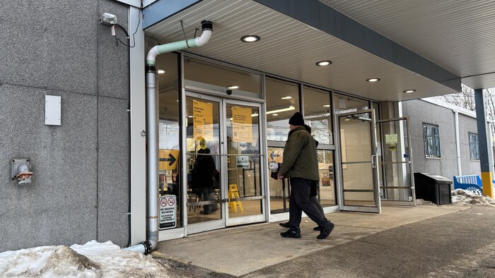 Un électeur s'apprête à entrer dans un bureau de vote.