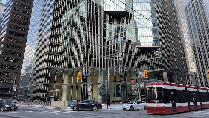 Un immeuble vitré au centre-ville de Toronto.