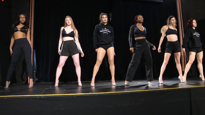 Des danseuses du Triangle d’Or Cabaret de différentes ethnicités et aux mensurations variées pratiquent au théâtre Redwood de Toronto.