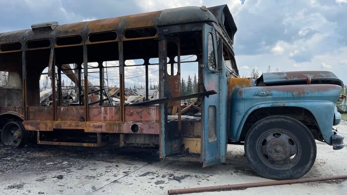 Les restes d'un autobus scolaire brûlé par des feux de forêt en Alberta.