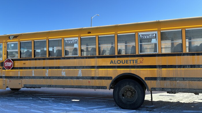 Des bus scolaires à l’arrêt.
