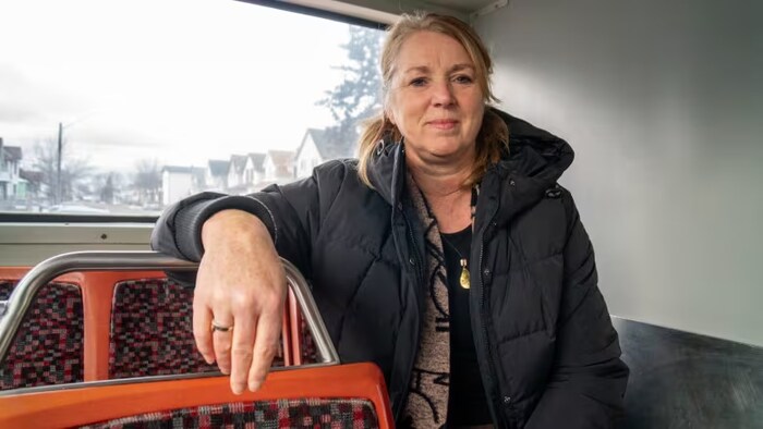 Juanita Lawson porte un manteau.