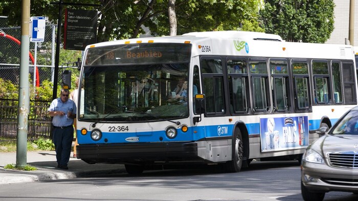 Un autobus de la STM fait un arrêt devant le parc Soeur-Madeleine-Gagnon, à Montréal, en été.