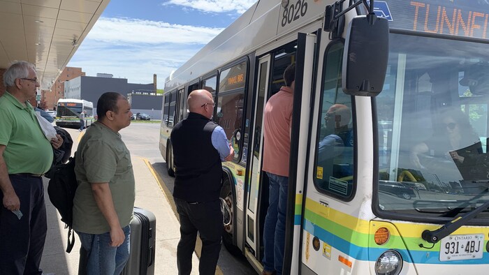Des passagers qui entrent dans le bus du tunel Windsor-D
étroit