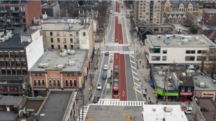 Deux voies de circulations réservées aux tramways. 