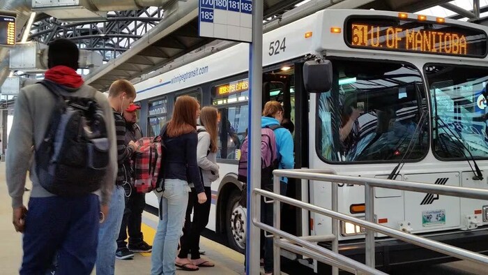 Des passagers montent dans l'autobus à la station Osborne.
