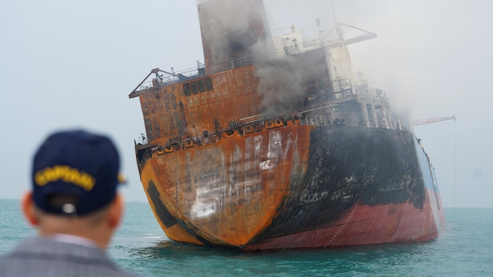 Un pétrolier dont la fumée s'échappe.
