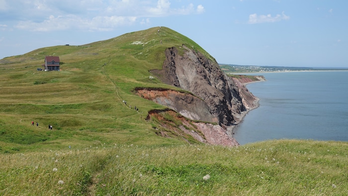Des buttes avec des flancs érodés.