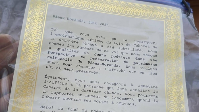 Une lettre tapée à la machine dans un plastique.